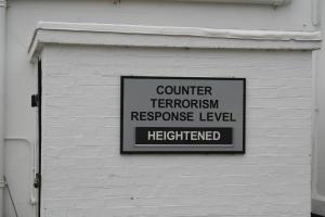 nível de alerta para ações terroristas em Portsmouth, inglaterra
